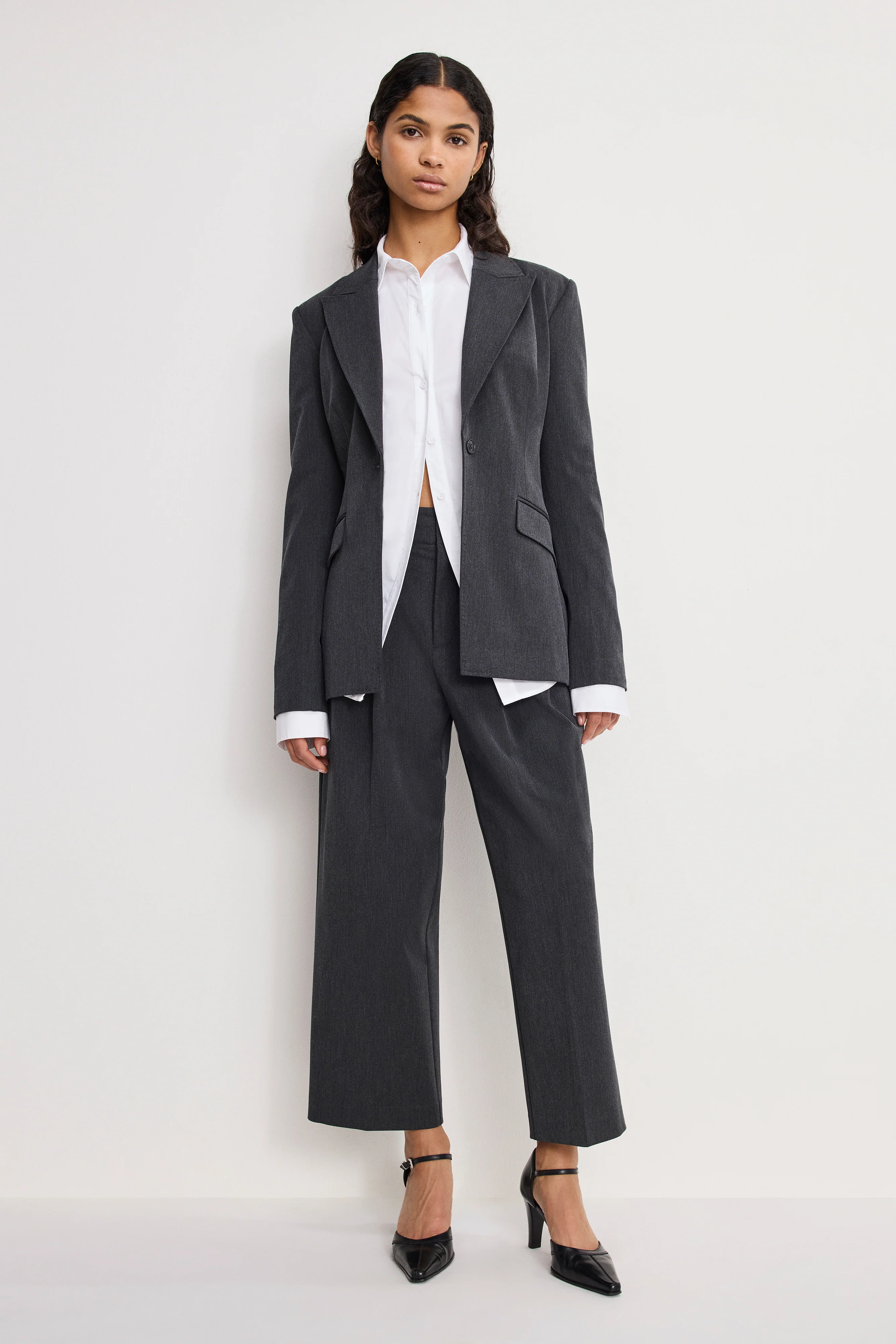 ESSENTIAL SUITING PLEATED CROPPED TROUSERS | DARK HEATHER GRAY